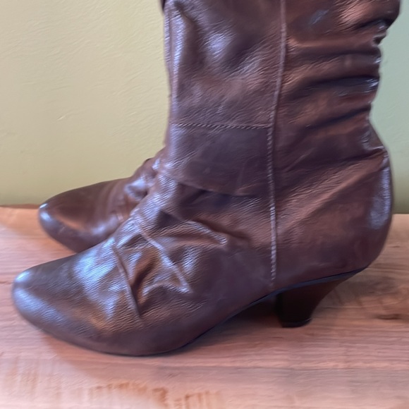 Rinaldi brown mid-calf “slouch detail” boots. - Picture 4 of 12
